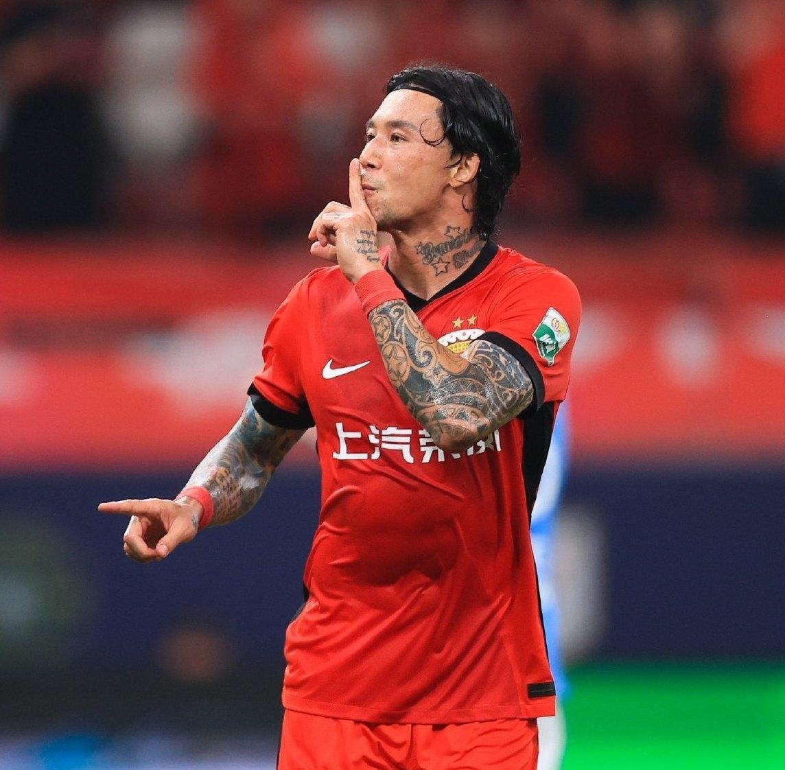 AC米兰冲刺阶段止住颓势；志在足总杯名次提升；话题不断；资深球员宣示担当(足球比赛全力以赴不留遗憾地)